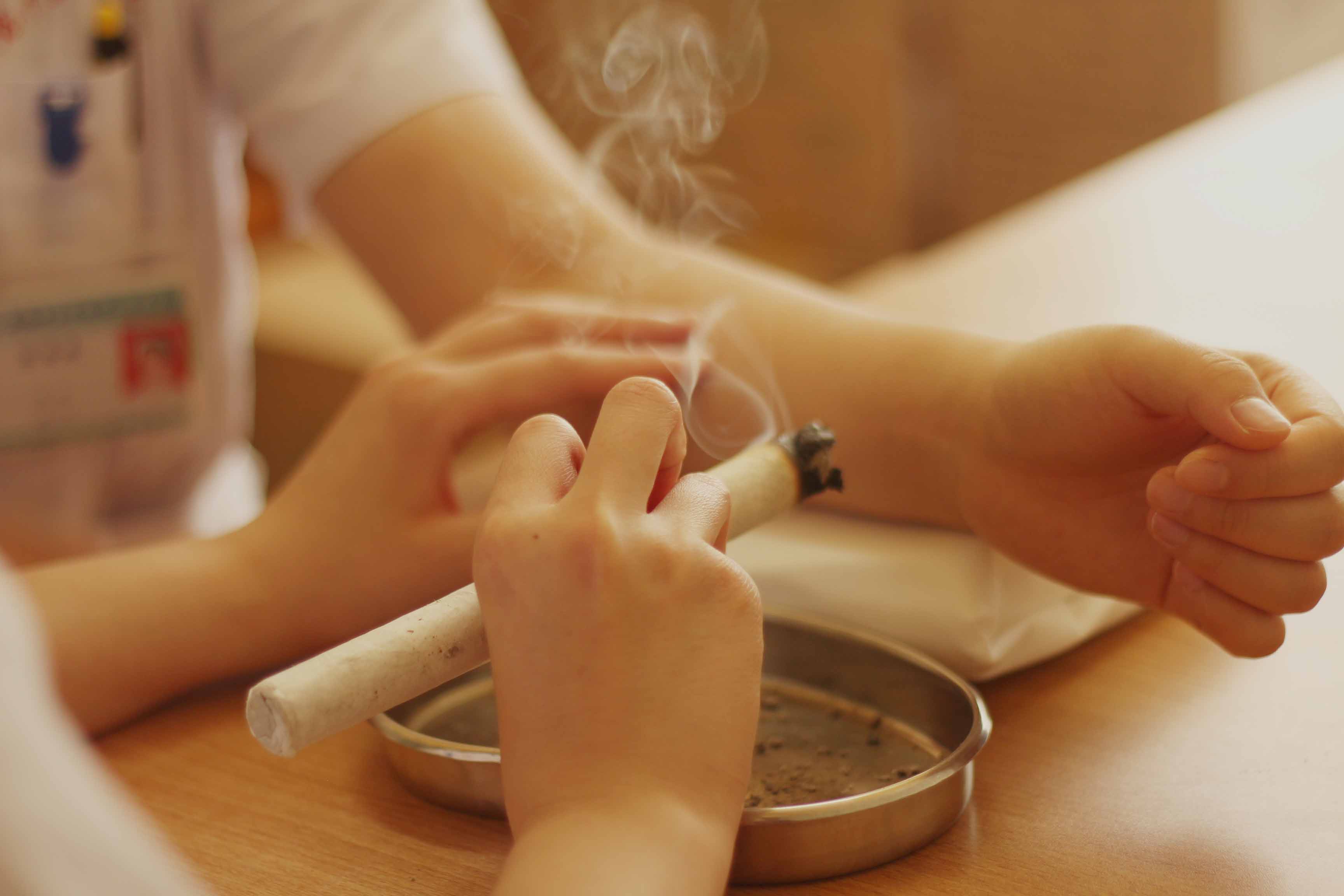 艾灸調(diào)氣血扶正氣！詳解肚臍燒艾的操作方法