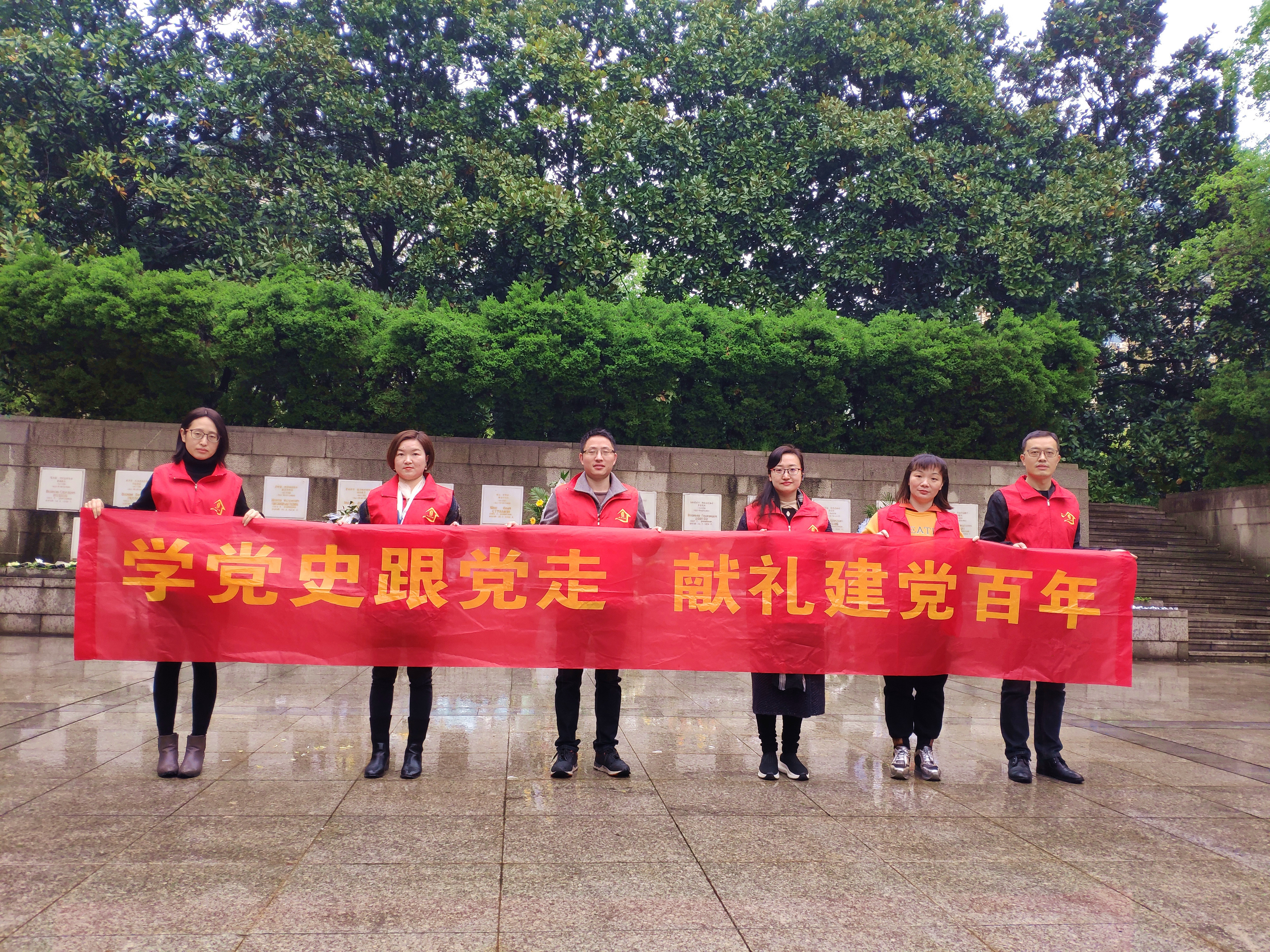 學黨史，祭英烈，憶初心 ——東信醫(yī)藥黨員代表向蘇聯(lián)空軍志愿隊烈士...